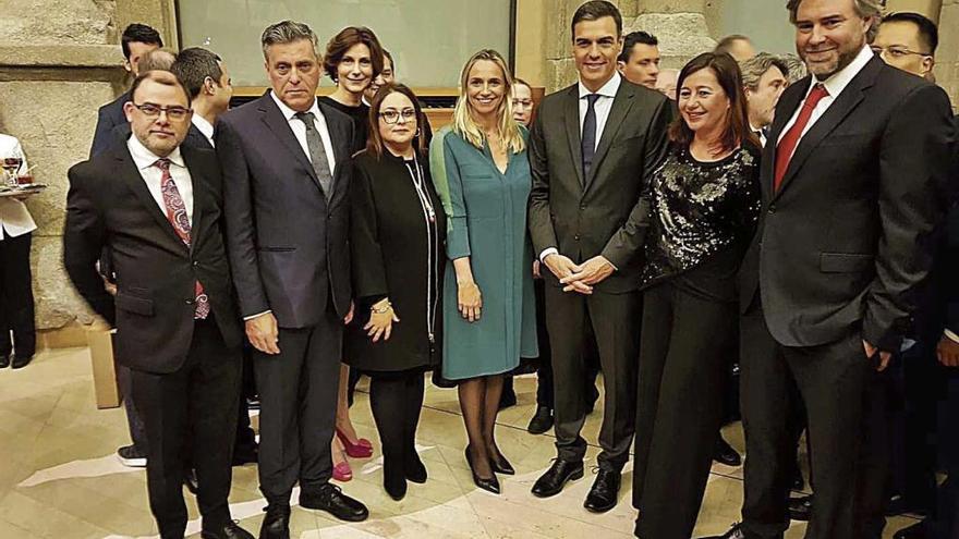 El conseller Cosme Bonet, el empresario RamÃ³n Reus, la secretaria de Estado Bel Oliver, la gerente de la FEHM, MarÃ­a JosÃ© AguilÃ³, la presidenta de la FEHM, MarÃ­a Frontera, el presidente Pedro SÃ¡nchez, Francina Armengol y el hotelero Antoni Horrach MoyÃ , en el cÃ³ctel de bienvenida &#039;Turismo y excelencia&#039;, en el Museo del Prado.