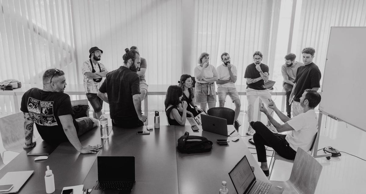 Los diseñadores  de “Let’s do it” desarrollan la marca personal del tenista en la biblioteca del Hospital Virgen de la Arrixaca, ayer por la mañana.