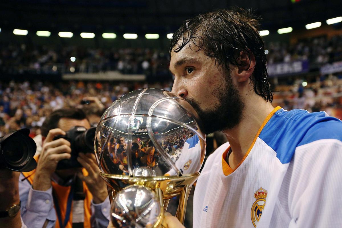 Llull besa el trofeo conseguido por el Real Madrid en 2014 en el Carpena.