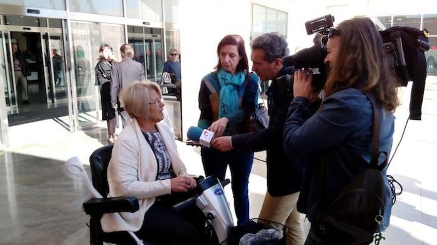 Ana María Pérez, ayer, atendiendo a los medios en la Ciudad de la Justicia.