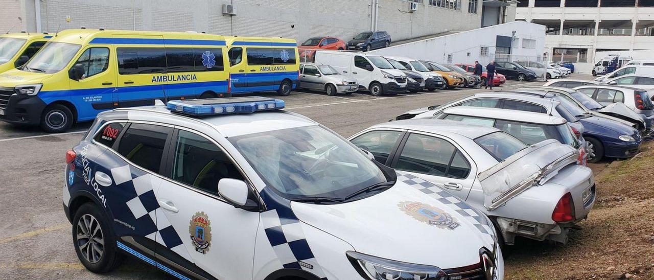 Vehículos amontonados en una de las zonas exteriores del concesionario Rodosa (Vigo).