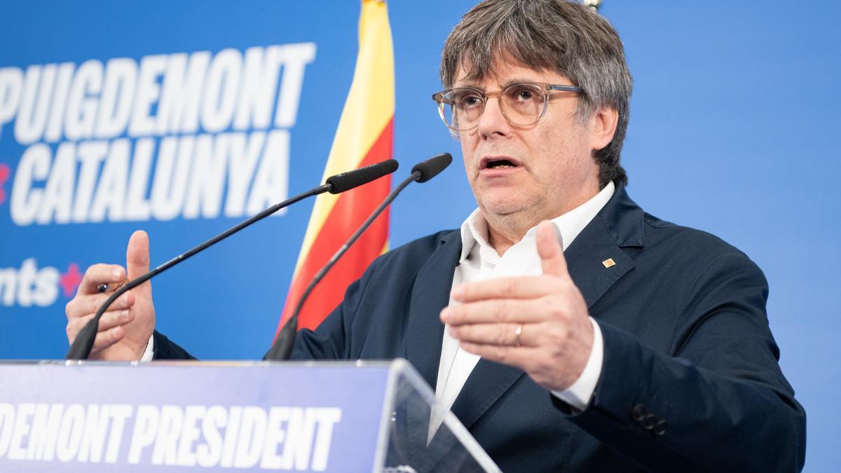 Carles Puigdemont, durant la roda de premsa d'aquest dilluns