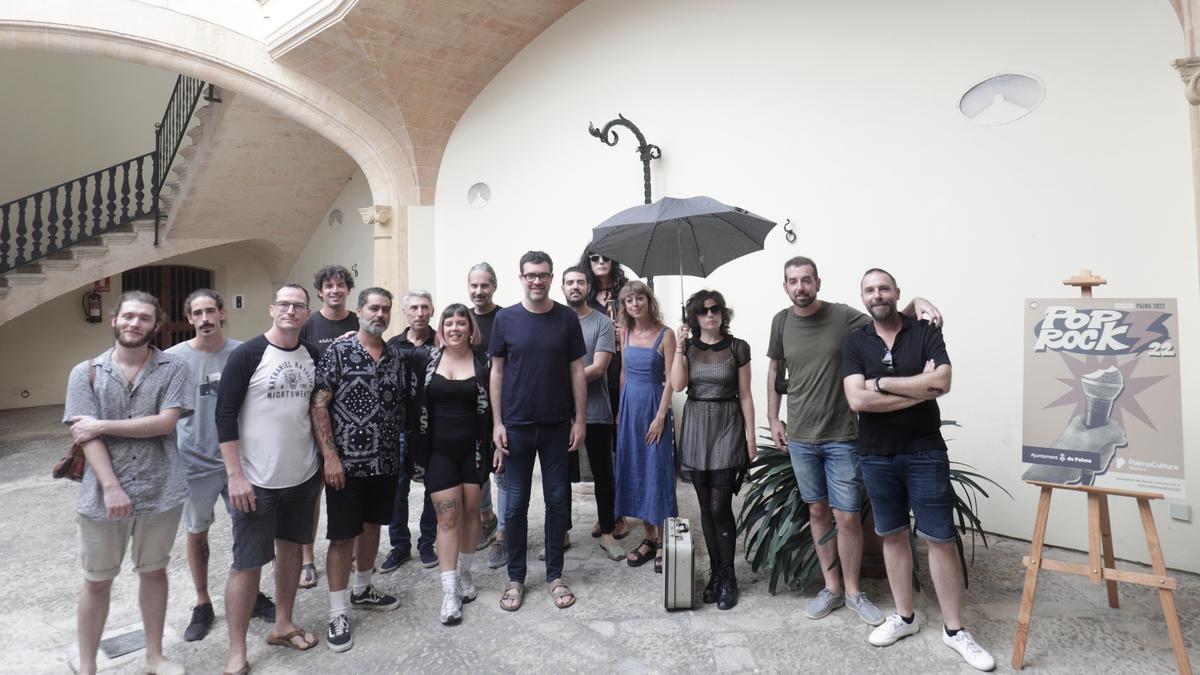 Algunos de los semifinalistas junto a miembros del jurado, los grupos Amulet y The Cicely Satellites, y el regidor de Cultura.