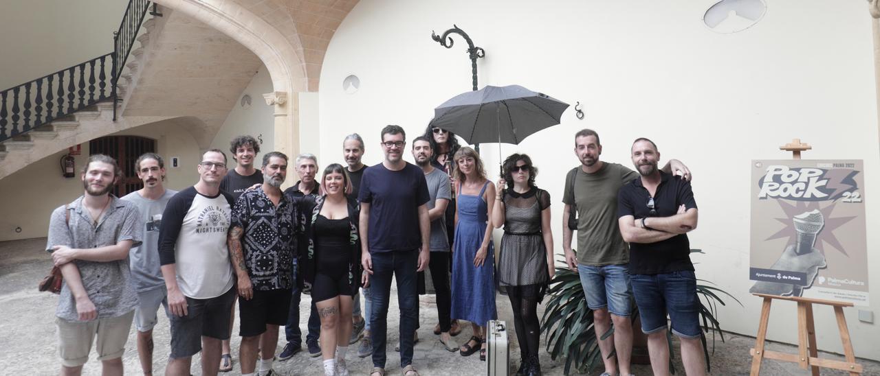 Algunos de los semifinalistas junto a miembros del jurado, los grupos Amulet y The Cicely Satellites, y el regidor de Cultura.