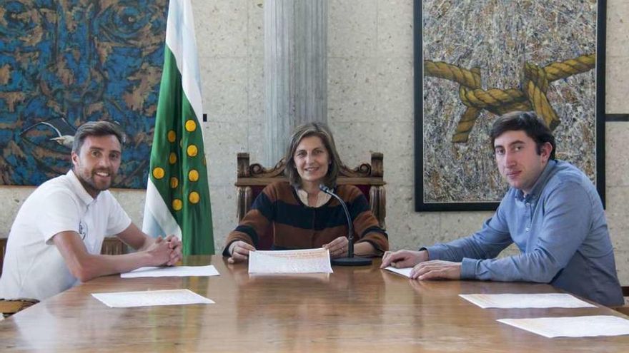 El atleta Víctor Riobó, la alcaldesa Belén Cachafeiro y el edil de Deportes, Vicente Búa, ayer.