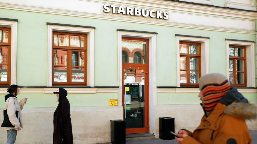 Starbucks se suma a McDonald&#039;s y se retira del mercado ruso