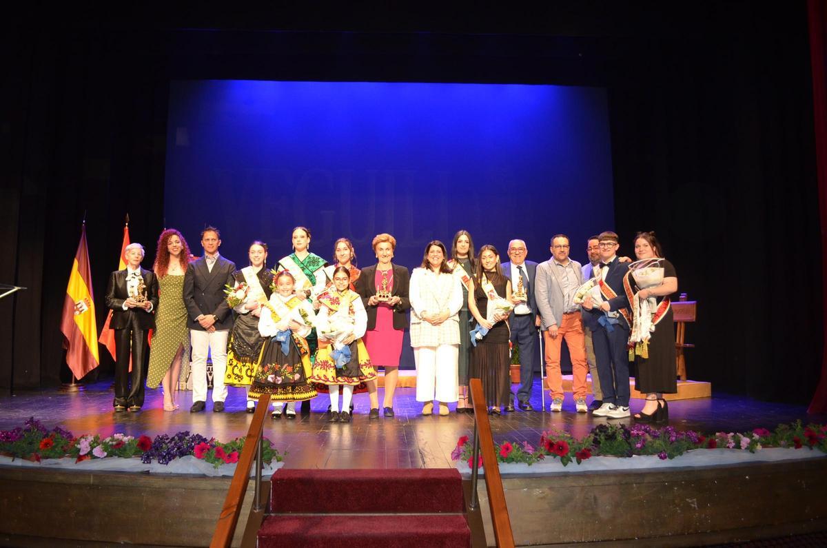 Foto de familia en el momento de finalizar la gala, con los participantes.