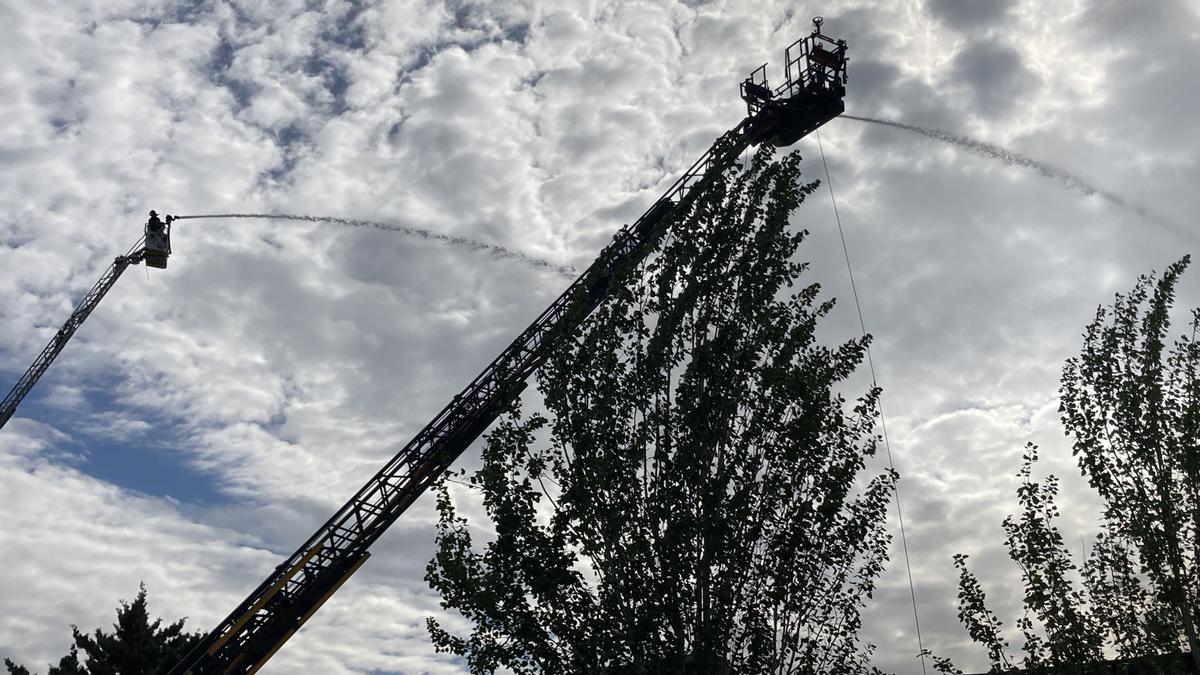 Incendio en la nave de la empresa cárnica Schara en Mercabarna.