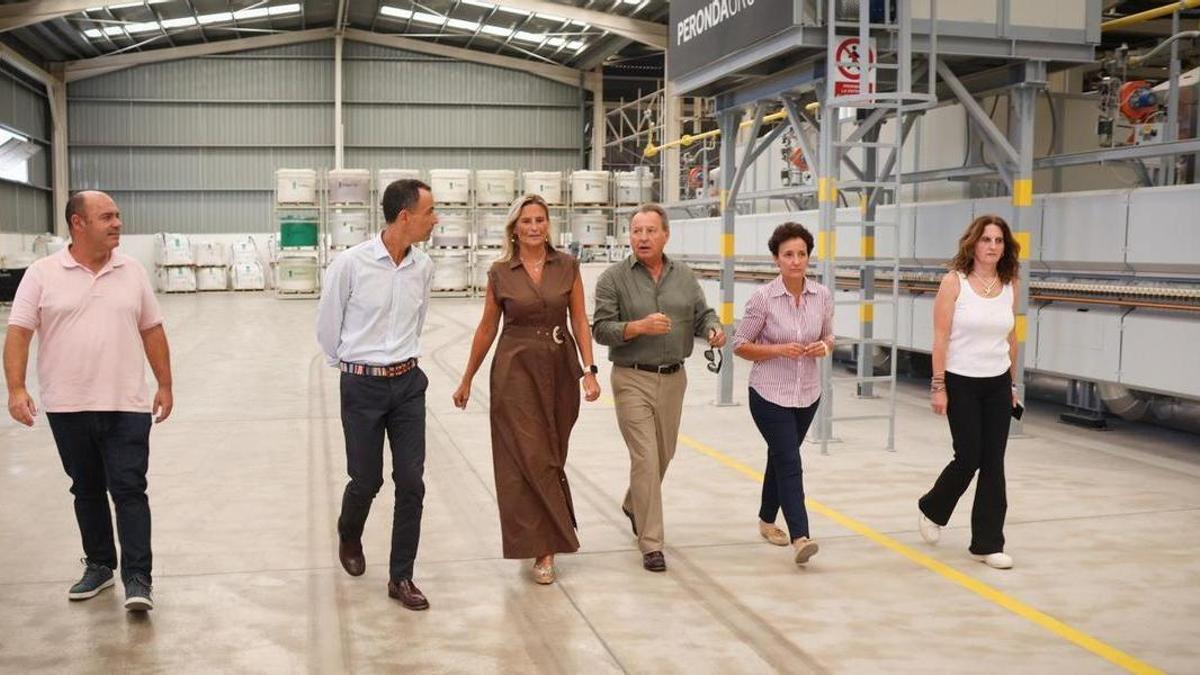 En su visita a Peronda, la alcaldesa, Carmina Ballester, ha incidido en la apuesta de esta empresa local por la innovación en sus dos siglos de historia.