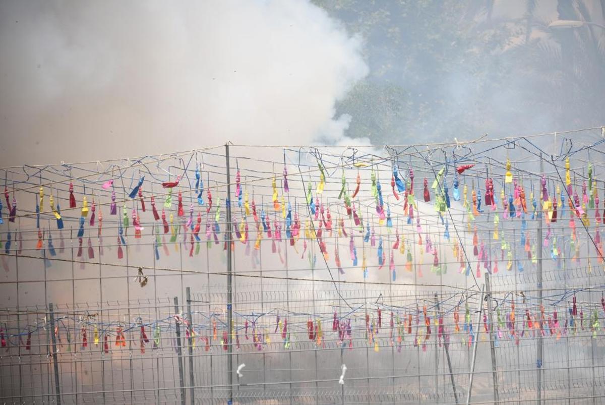 La pirotecnia Del Mediterráneo ofrece una mascletà marcada por la intensidad y con un potente terremoto final a dos alturas que ha provocado la rotura de un cristal del entorno de la plaza y daños en