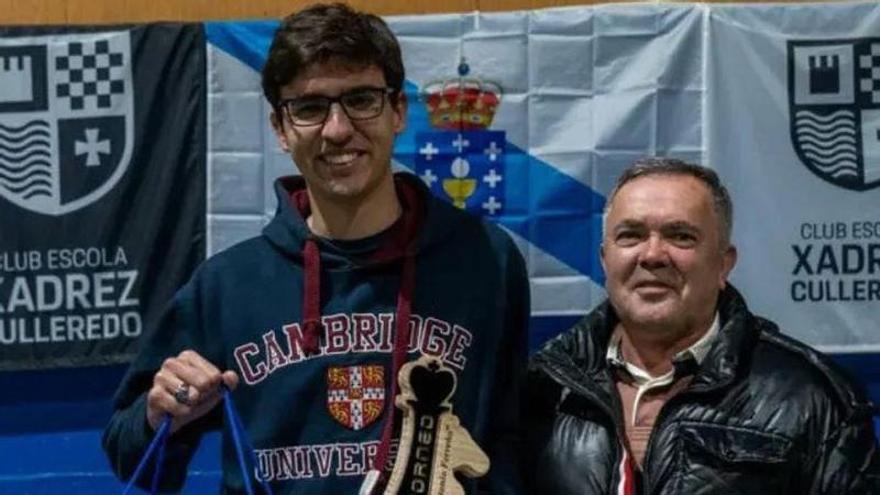 Xulio del Prado, con el premio, y José Ferreño.