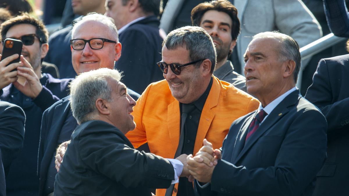 Joan Laporta conversa con Xavier Sala Martín y Rafa Yuste en el palco del Camp Nou antes del Barça-Rayo.
