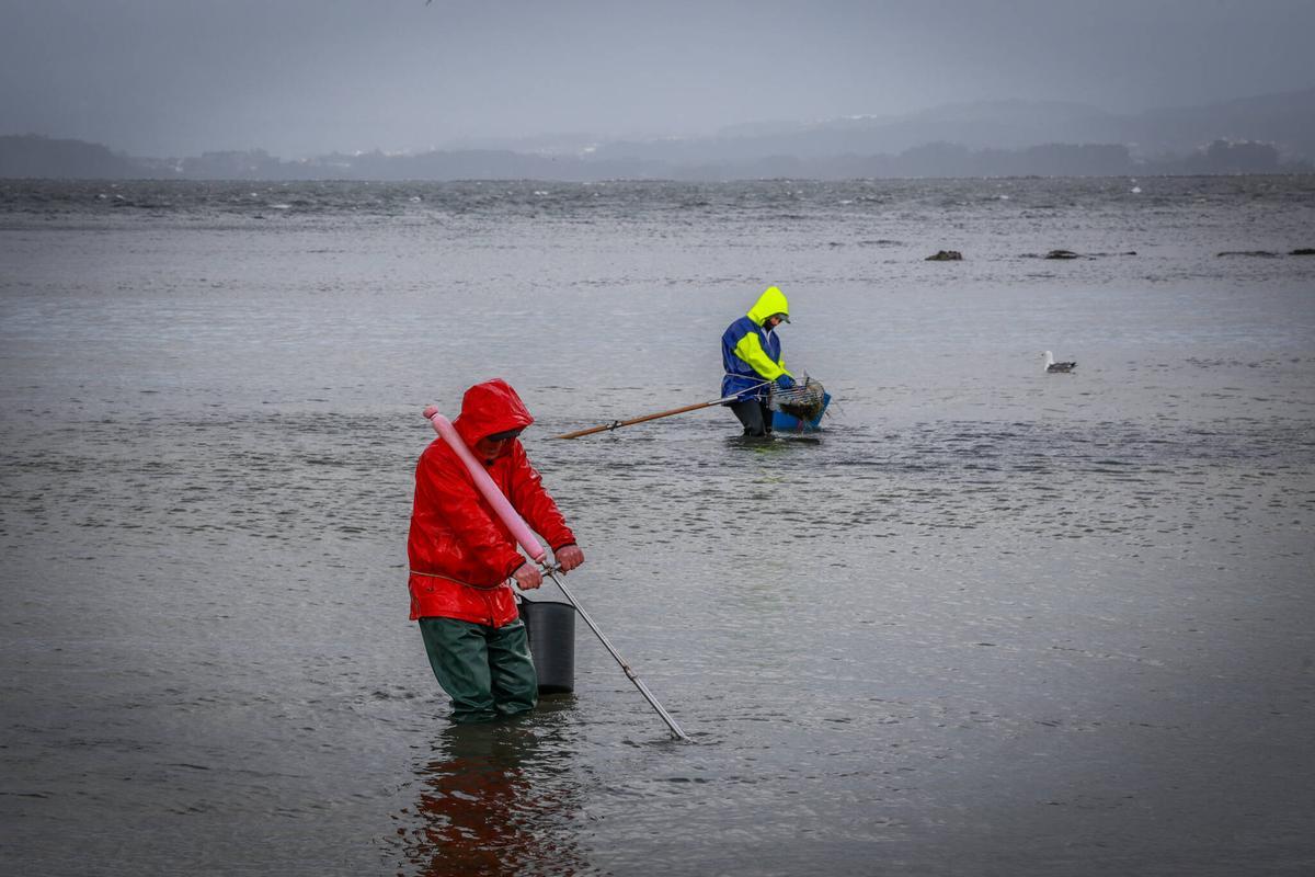 Dos mariscadoras trabajando a pesar del mal tiempo.