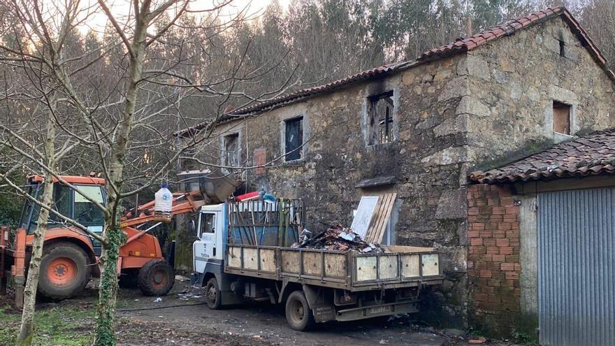 Vecinos solidarios forman una piña para reconstruir la vivienda que ardió en Tordoia