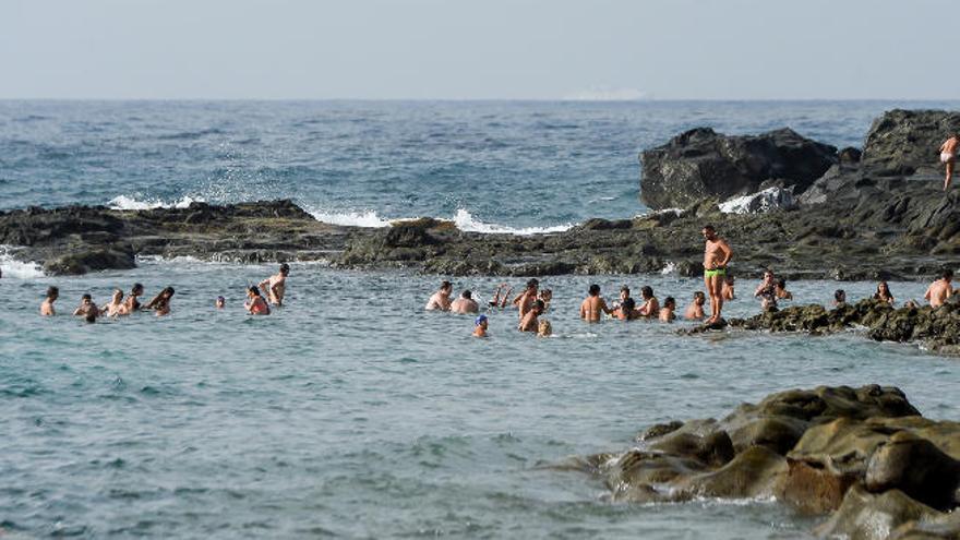 Bañistas en la costa norte de Gran Canaria, ayer.