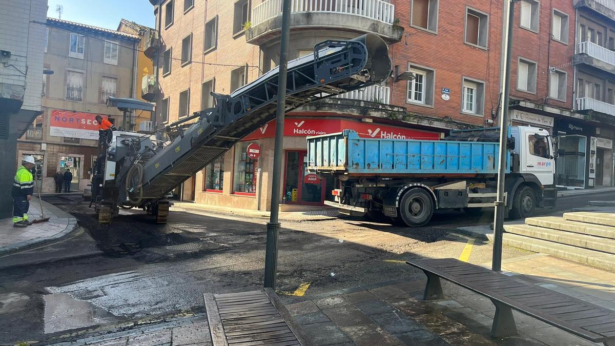 Las máquinas entran en el centro de Grado: así se ha iniciado la obra de peatonalización de la villa