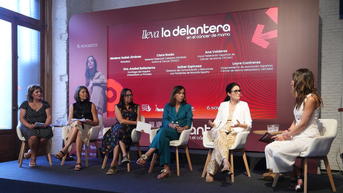 Isabel Jiménez amb les ponents de la trobada "Porta la Davantera"