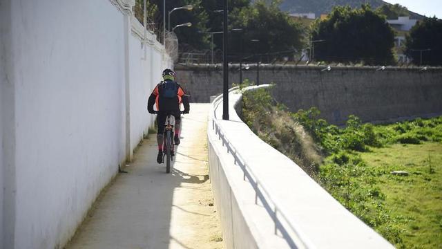 Un ciclista pasea por el
carril bici de la Senda de
los Elefantes. Iván Urquízar