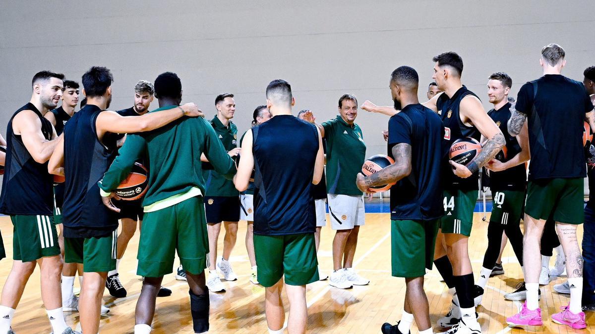 Balcerowski, de espaldas a la derecha, durante el entrenamiento del viernes.
