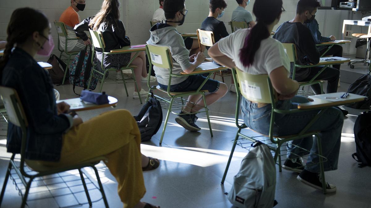 Un grupo de estudiantes en la universidad.