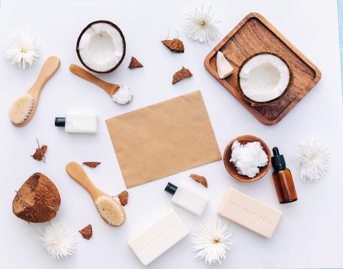 Bodegón de cosméticos con coco