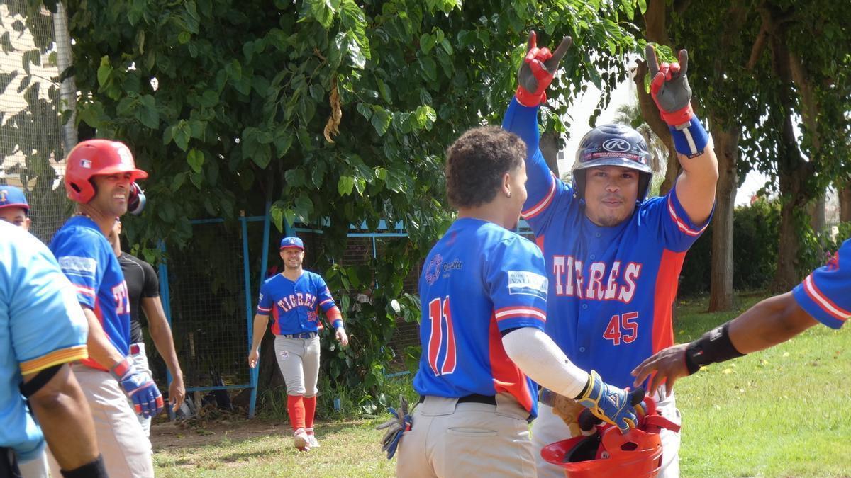 Una imagen de jugadores de Tigres de Gandia en un partido de béisbol