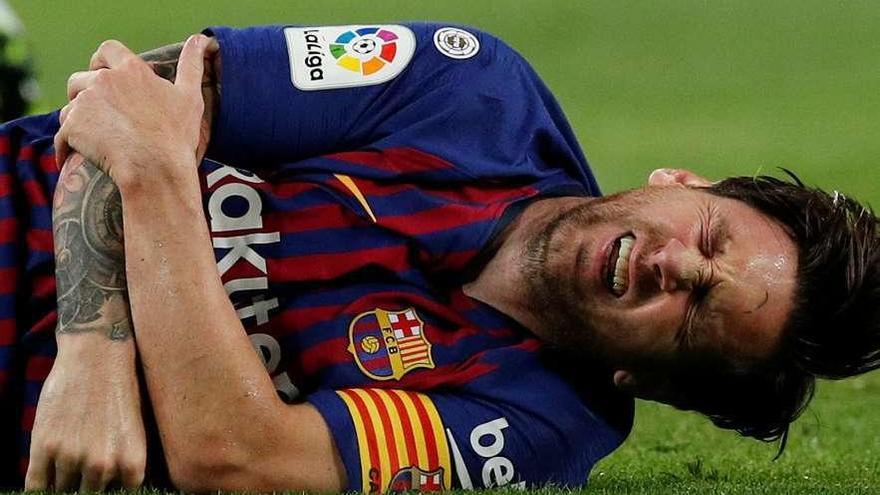 Messi se duele del codo, donde sufre una hiperextensión. // Albert Gea