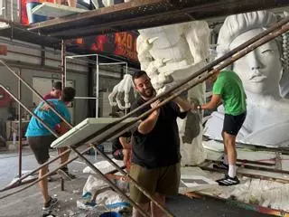 Los "astilleros" de Laviana, a pleno rendimiento para el Descenso Folklórico