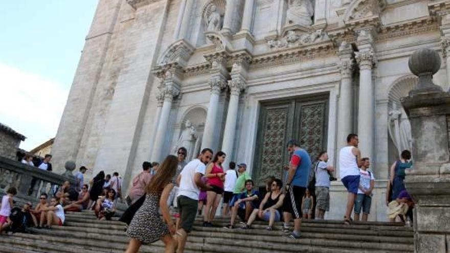 Un grup de turistes a les escales de la Catedral de Girona aquest dilluns.