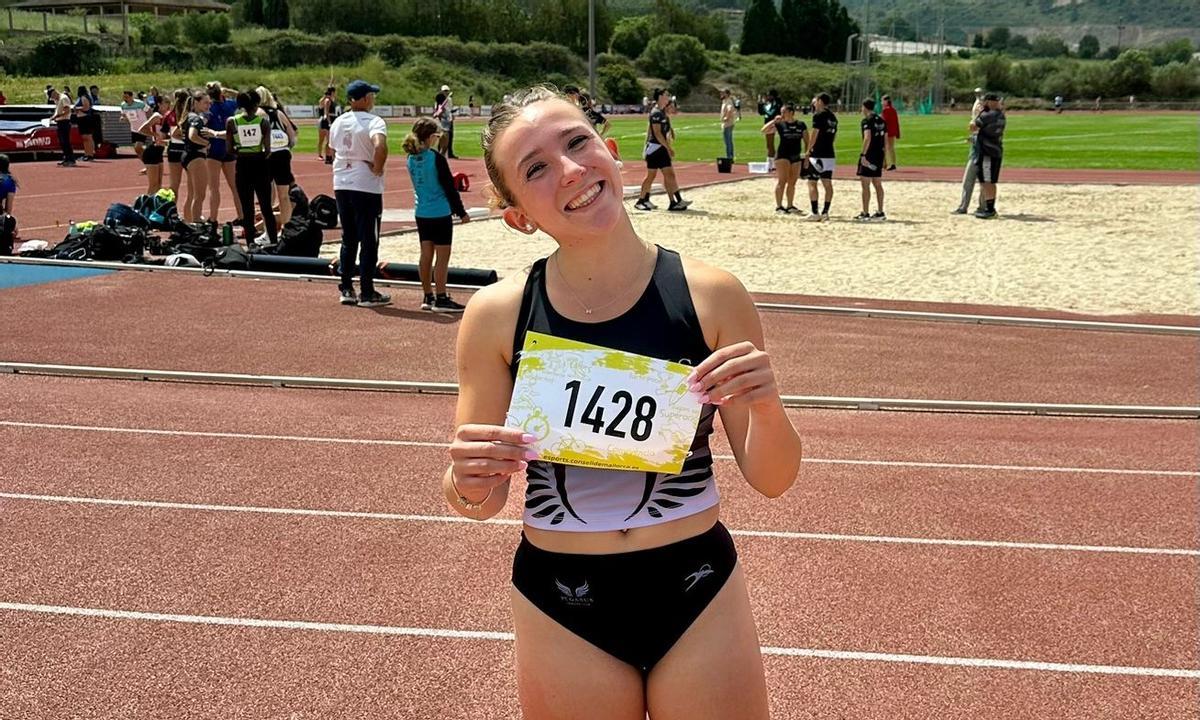 Carla Jaume posa con el dorsal en la competición de este fin de semana en Manacor