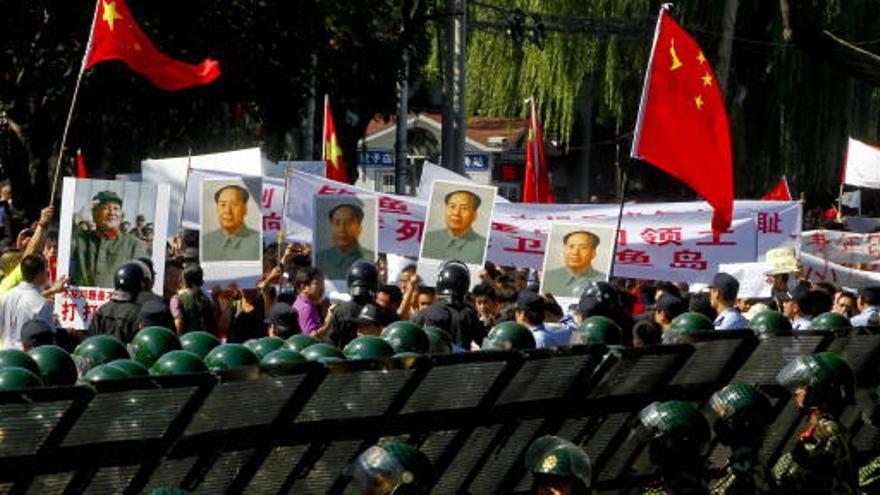 Manifestantes chinos participan en una protesta cerca de la embajada japonesa en Pekín.
