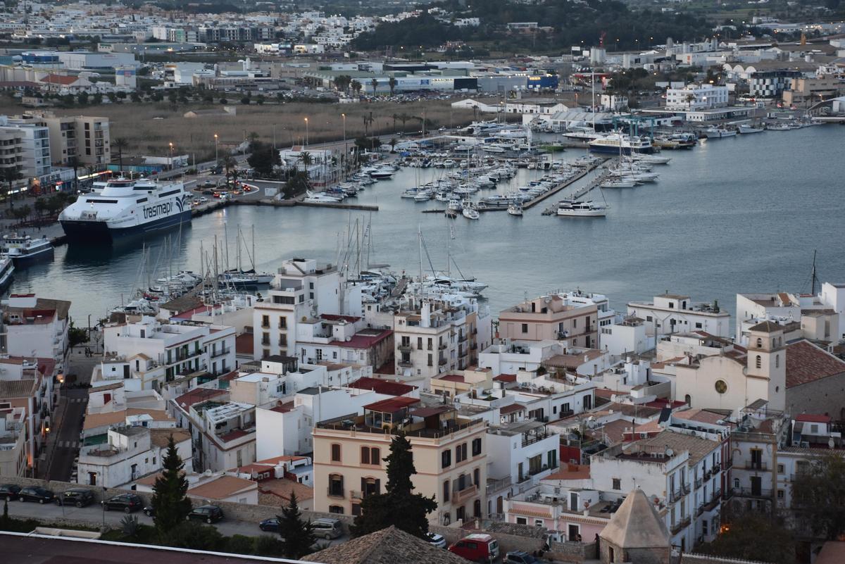 El puerto de Ibiza desde la muralla.