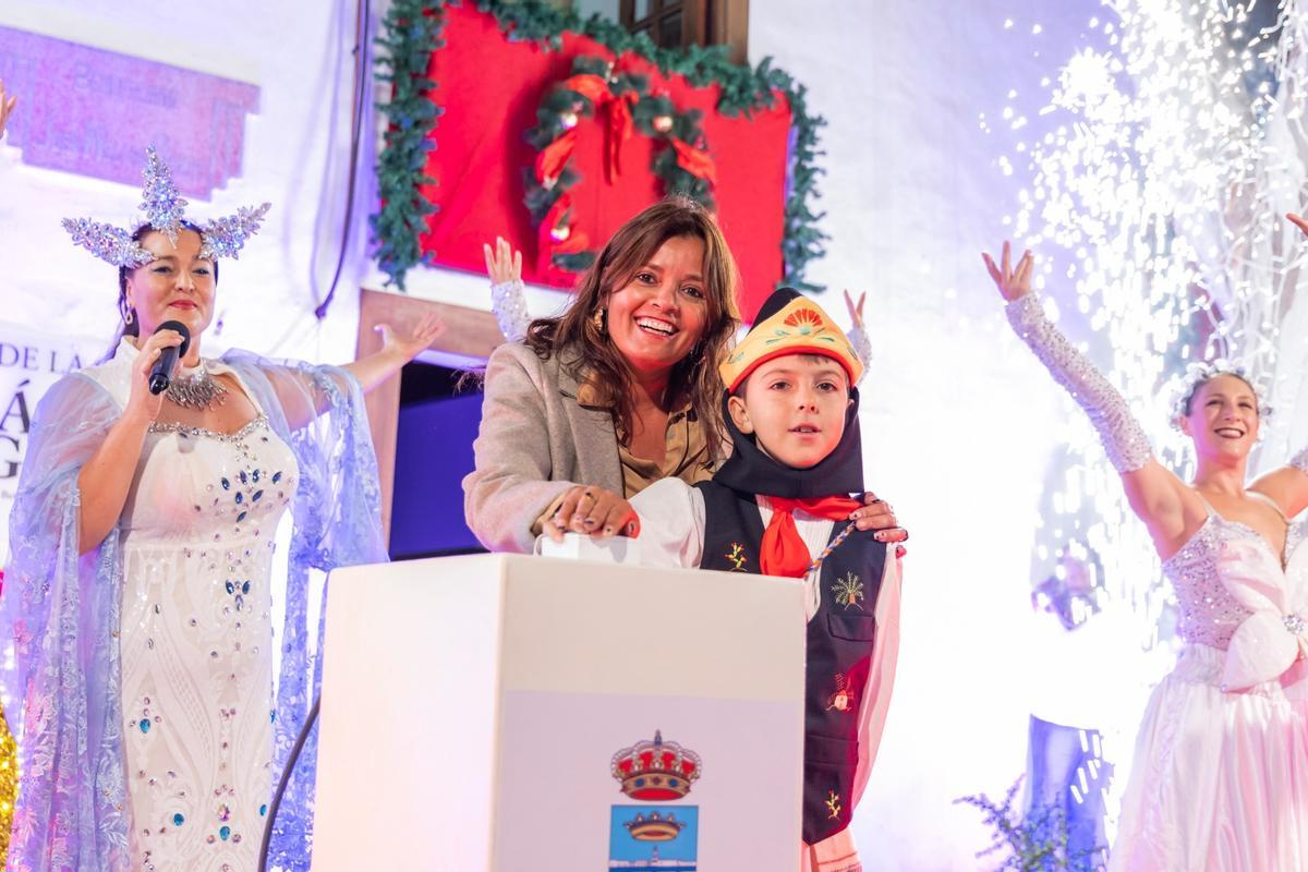 La alcaldesa de Teguise, Olivia Duque, durante el encendio del alumbrado navideño en La Villa este martes