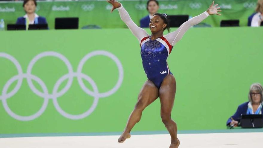 Simone Biles, durante el ejercicio de suelo con el que cerró el concurso. // Reuters