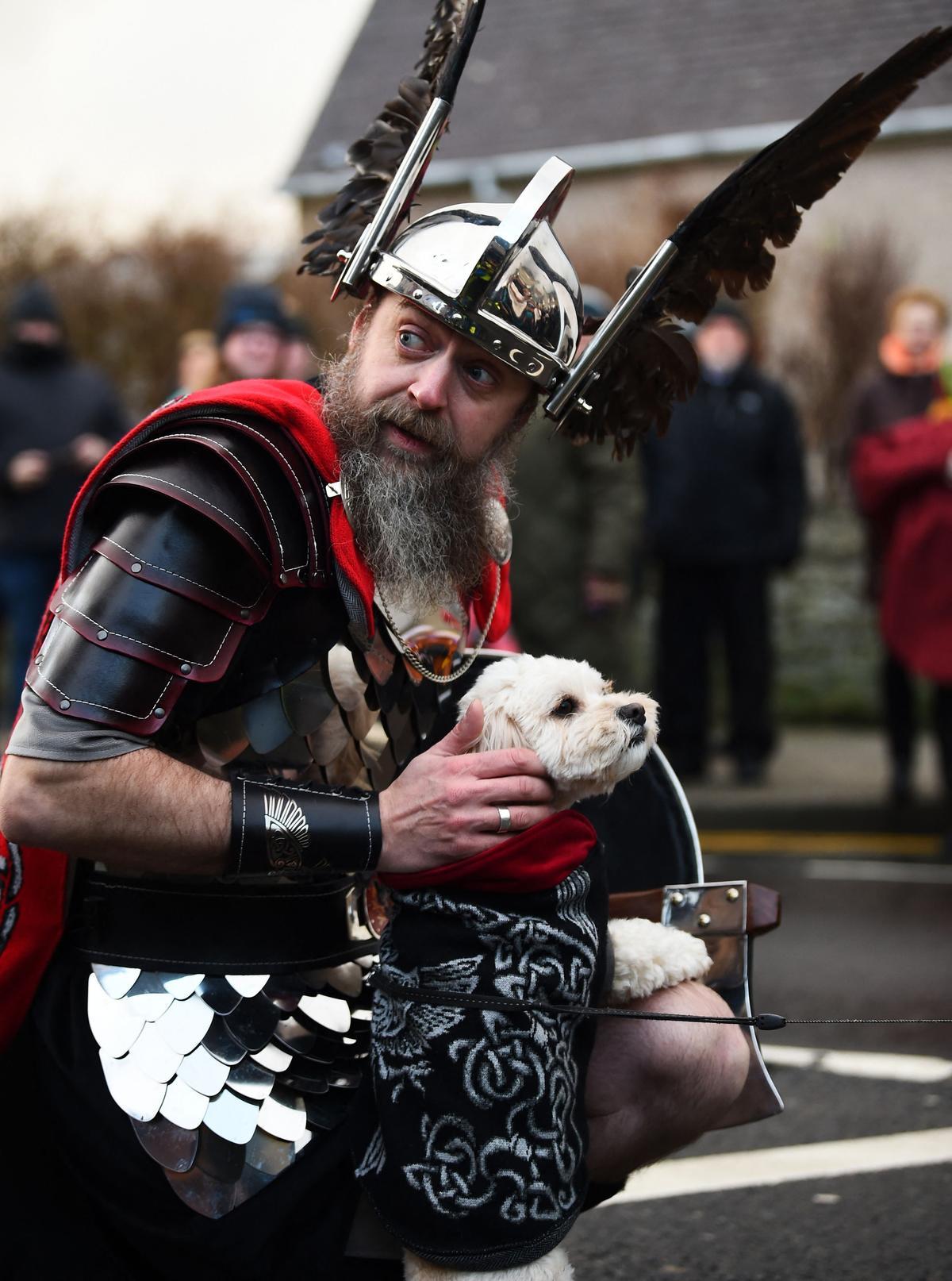 Celebración de la influencia de los vikingos escandinavos en las Islas Shetland, con hasta 1,000 guizers (hombres disfrazados) arrojando antorchas encendidas en su bote vikingo y prendiéndolo fuego más tarde en la noche.