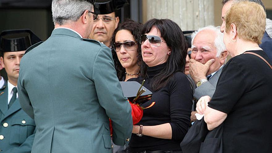 Málaga. La viuda de Juan Manuel Piñuel, junto a su hermana.