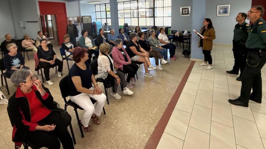 La charla fue impartida en el centro social.