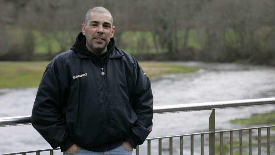 El responsable de Pesca de Río Ulla, ayer, con la playa fluvial de Liñares a sus espaldas. // Bernabé / C.M.V.