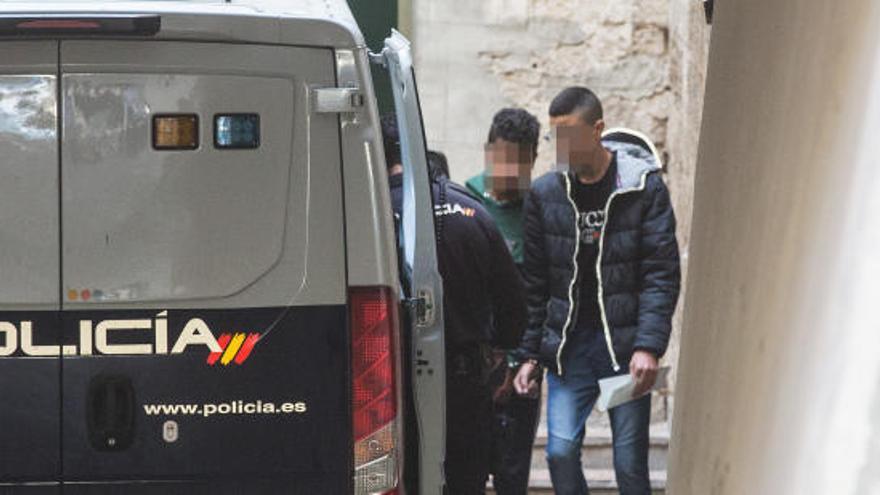 Dos de los detenidos al salir de los juzgados de Alicante.