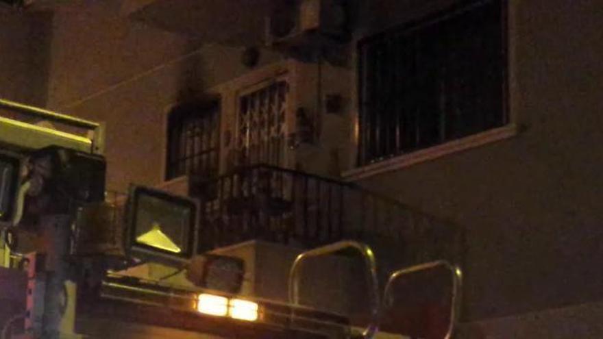 Un incendio obliga a los vecinos de un edificio a resguardarse en la azotea