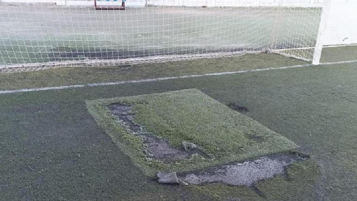 Desperfectos en uno de los campos municipales de Alicante.