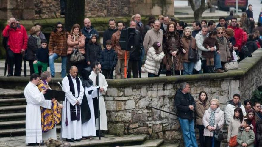 El público congregado para escuchar la lectura del pasaje bíblico sobre Judas.