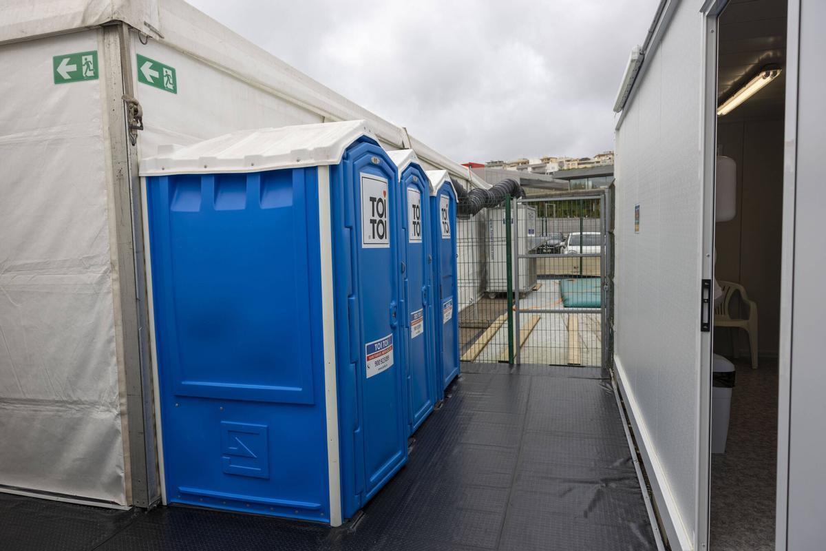 Así son los módulos de acogida temporal para migrantes instalados en el puerto de Palma.