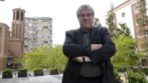 El alcalde socialista de Cornellà, Antonio Balmón, posa junto al ayuntamiento, el pasado martes.