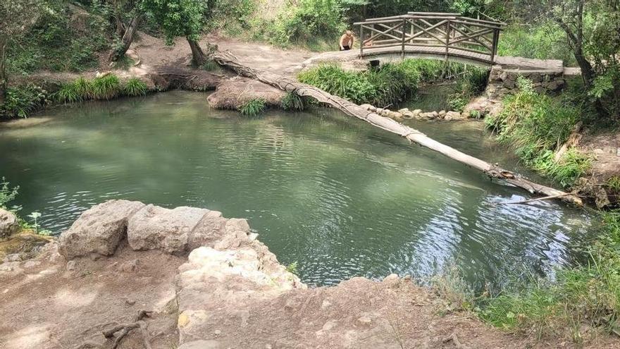 La poza de aguas turquesa escondida en la montaña de Alicante: la alternativa perfecta a la playa