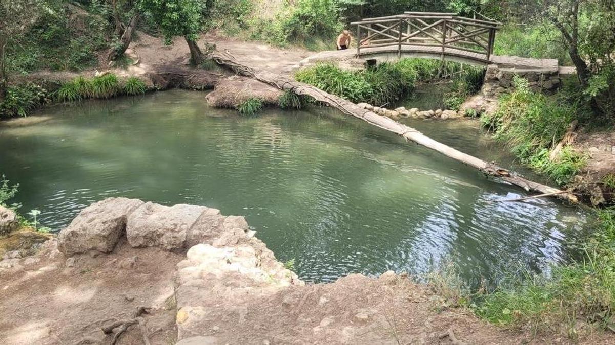 La poza de aguas cristalinas escondida en la montaña de Alicante: la alternativa perfecta a la playa