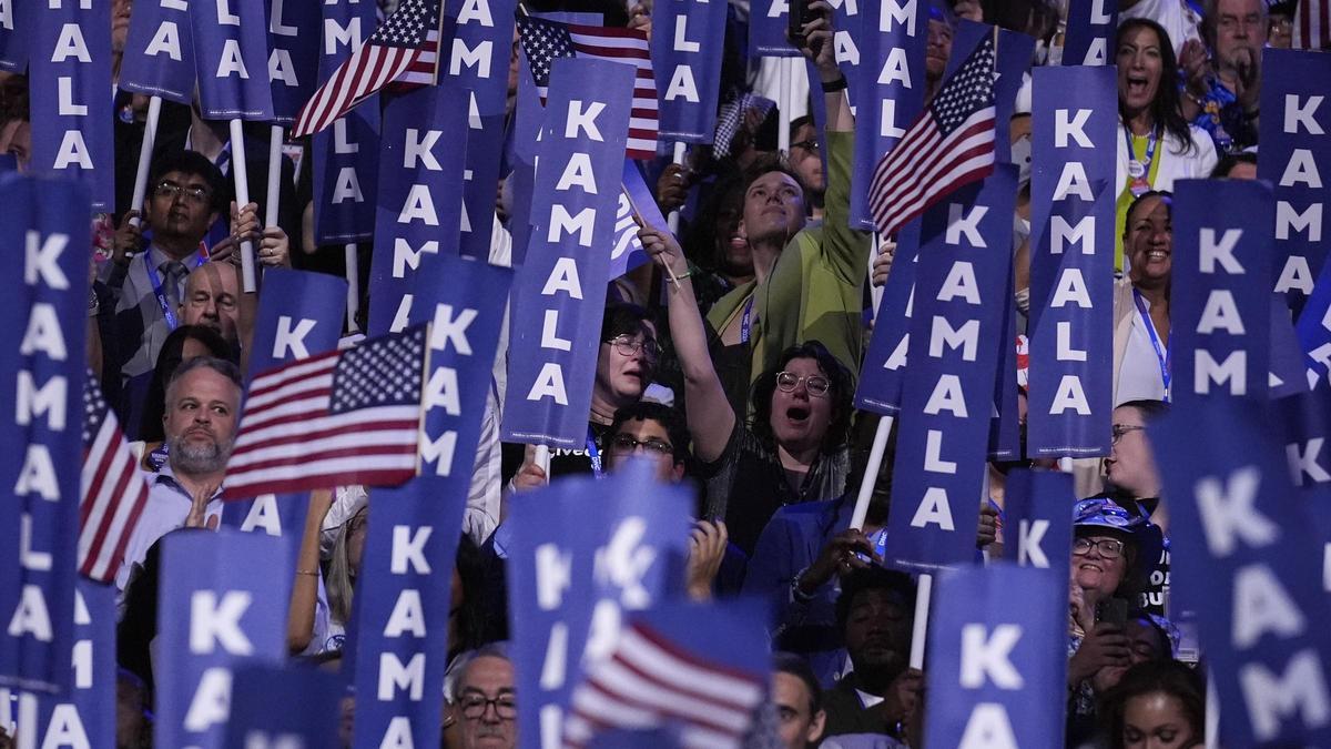 Delegados demócratas jalean el discurso de aceptación de Kamala Harris como candidata, este jueves en Chicago.