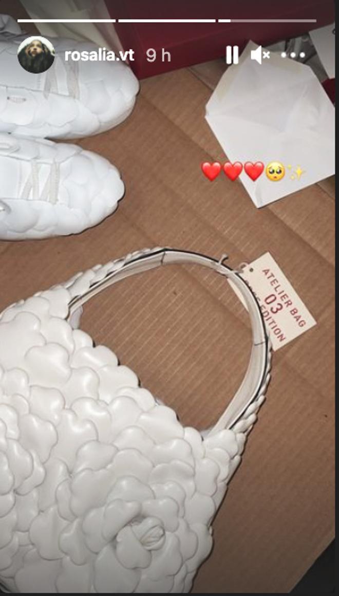 El bolso y las zapatillas de Valentino que han regalado a Rosalía