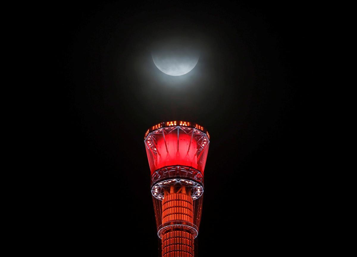 La luna sobre la torre Skytree de Tokio, durante el eclipse parcial de luna.