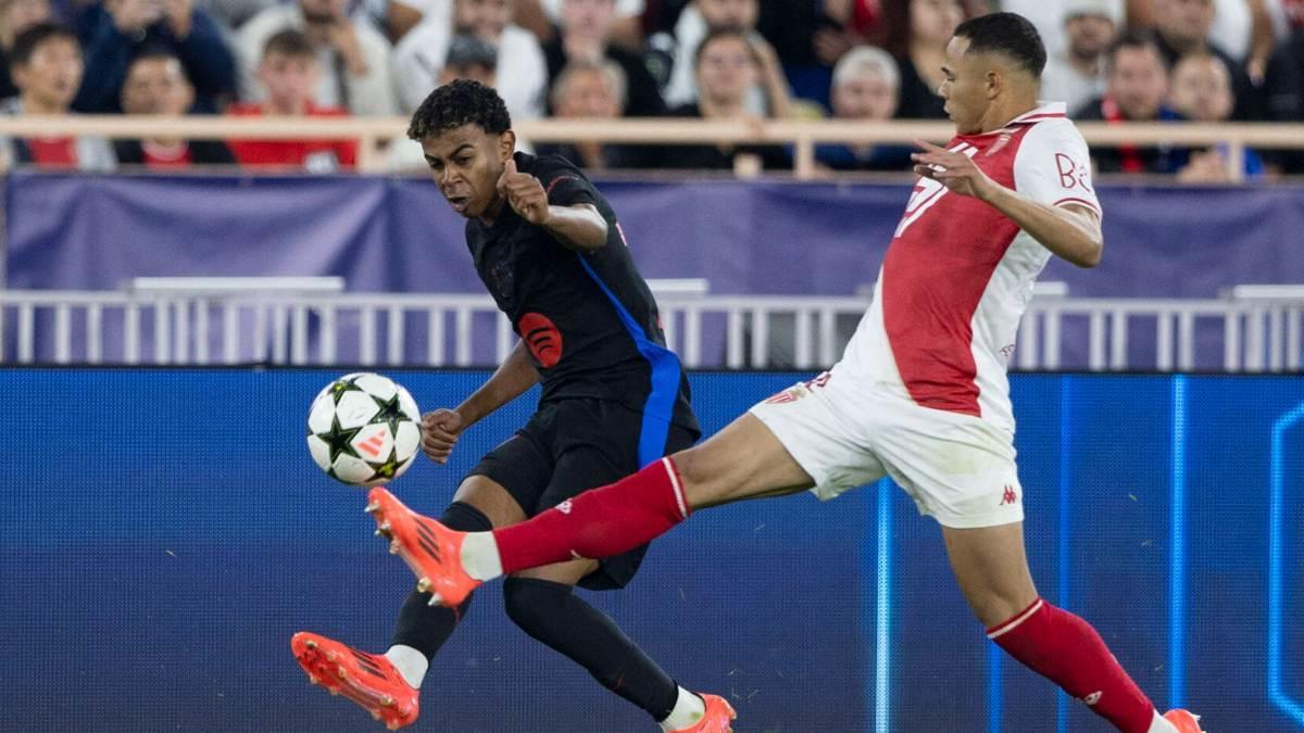 Vanderson cubriendo a Lamine Yamal en el Mónaco-Barça de Champions League